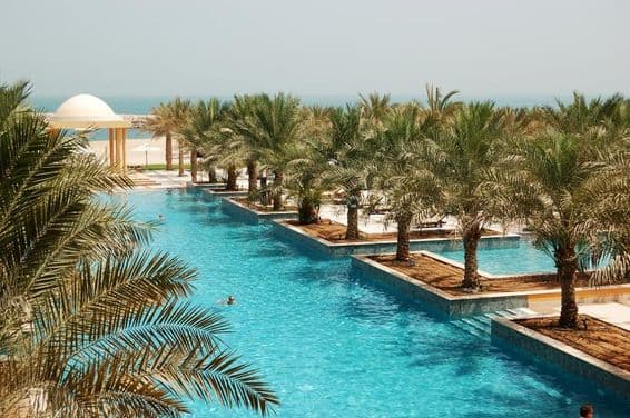 Ras Al Khaimah bazén pri mori.
