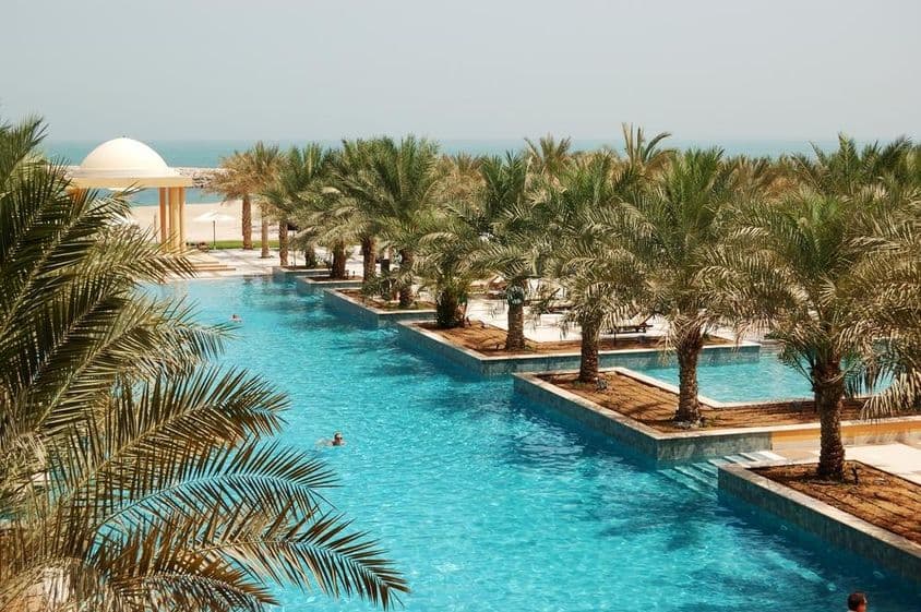 Ras Al Khaimah bazén pri mori.