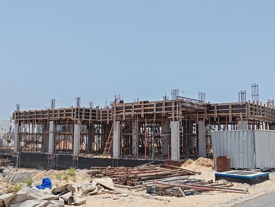 Dubajská budova v stavebnom procese.