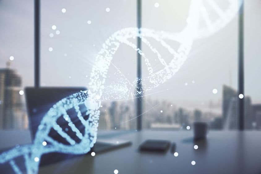 Reťazec DNA premietaný ako hologram s kanceláriou v pozadí.