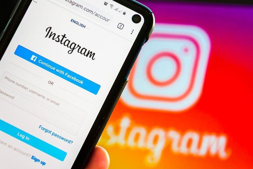 Prihlásenie do aplikácie Instagram na smartfóne.
