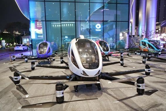 Lietajúci taxík, autonómny dron pre pasažierov.
