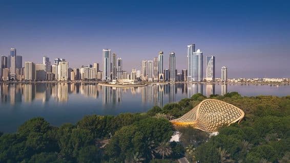 Záber dronom na mesto Sharjah ukazujúci krásu jeho krajiny a panorámy.
