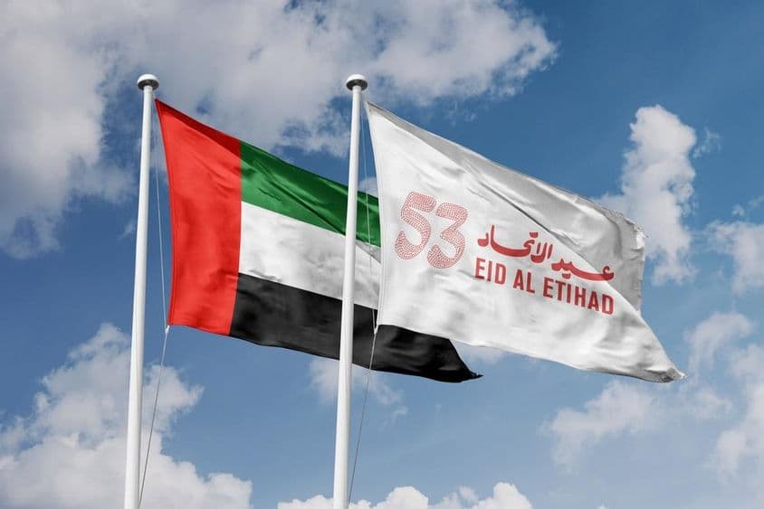 Vlajka Eid Al Etihad s logom jednoty, národný deň SAE a vlajka SAE.