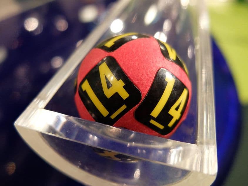 Číslo 14 na lotériovej guli.