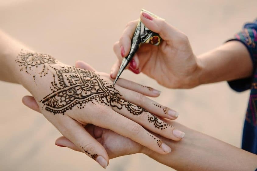 Henna sa nanáša na ruku ženy.