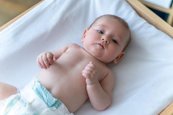 Biele dieťa ležiace v plienke.