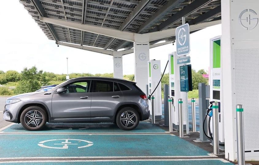 Nabíjanie elektrického auta.