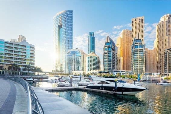 Pohľad na Dubaj Marinu s modernými budovami a jachtami.
