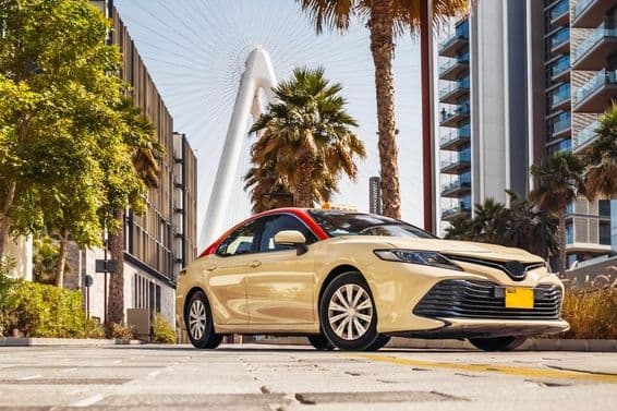 Dubajský taxík s kolotočom v pozadí.