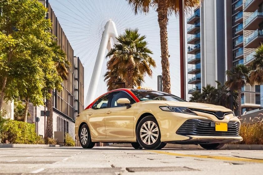 Dubajský taxík s kolotočom v pozadí.