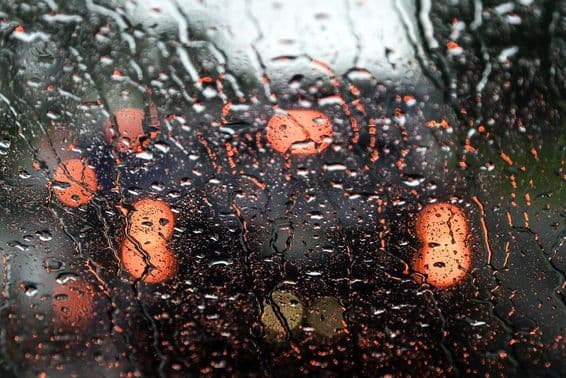 Pohľad na Dubaj cez mokré okno auta.