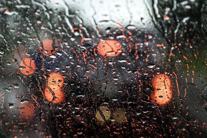 Pohľad na Dubaj cez mokré okno auta.