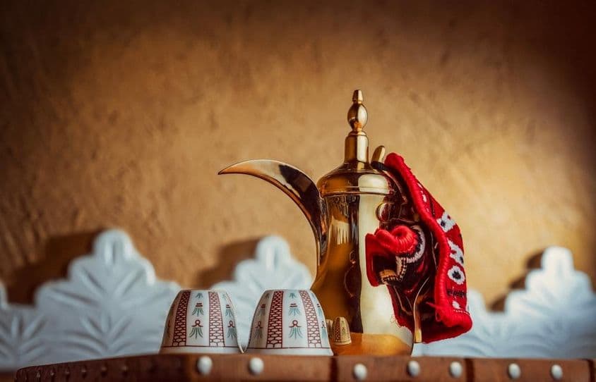 Tradičná arabská káva v arabskej kávovej kanvici