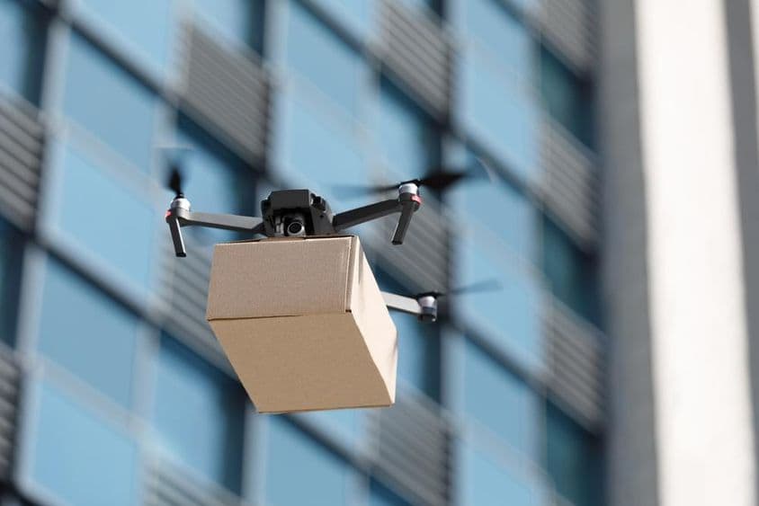 Dron nesie balík.