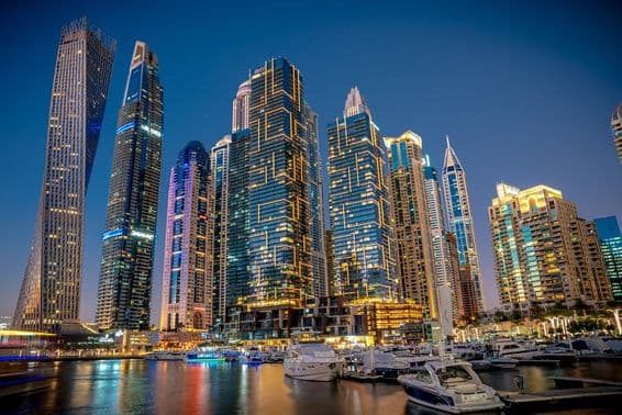 Dubaj v noci.