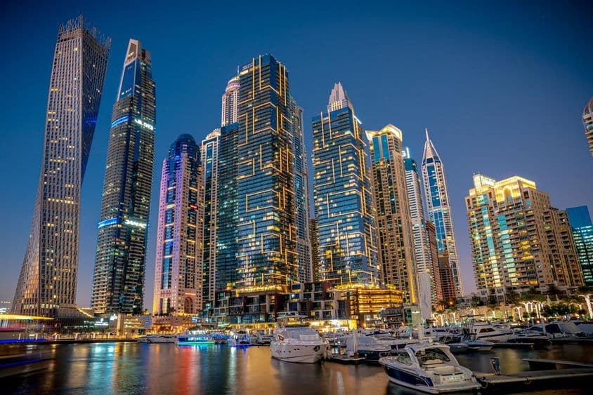 Dubaj v noci.