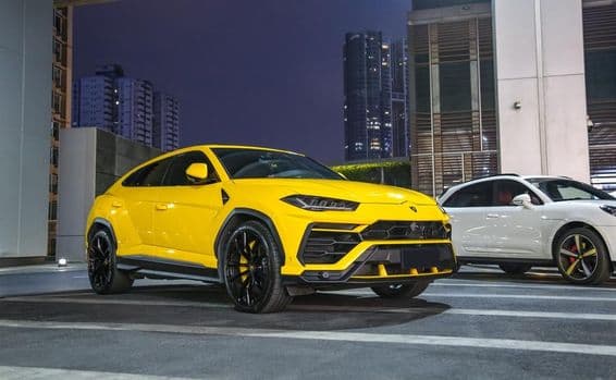 Lamborghini Urus vo žltej farbe.