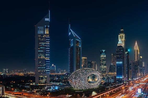 Dubaj v noci, s Múzeom budúcnosti.