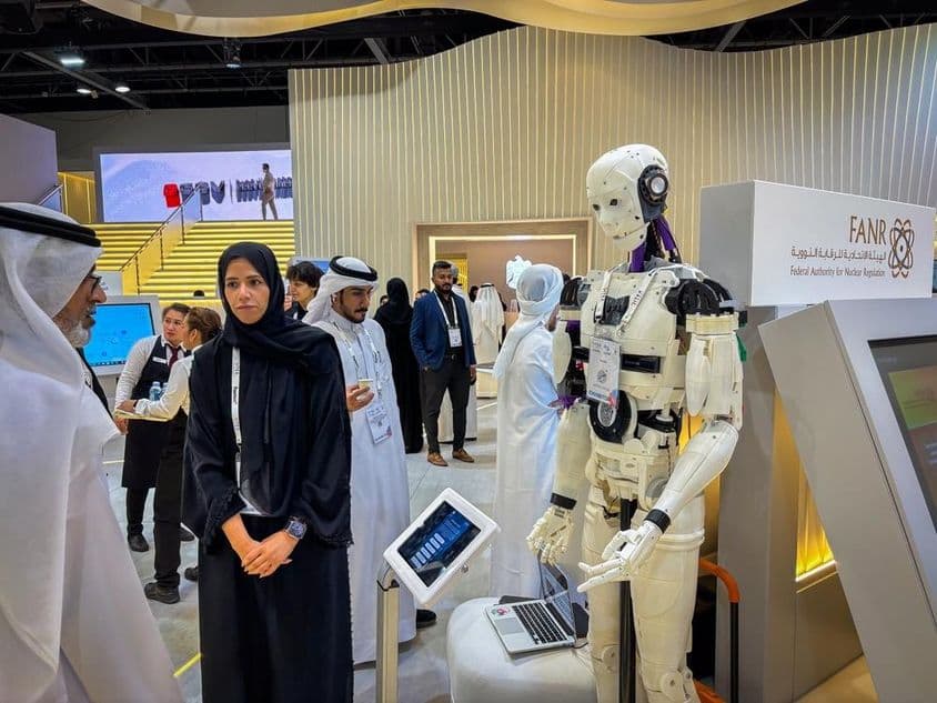 Globálna technologická výstava v Dubaji ukazuje inovácie v oblasti AI a kybernetickej bezpečnosti.