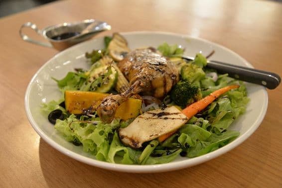 Jemná kačka na šalátovom tanieri.