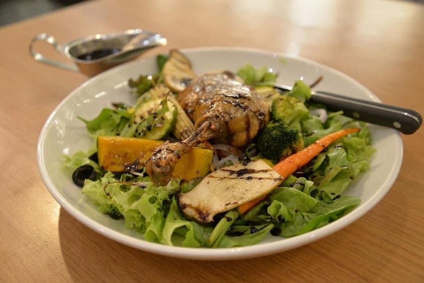 Jemná kačka na šalátovom tanieri.