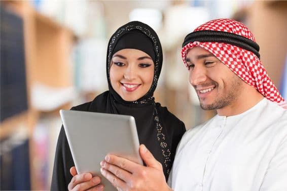 Študenti arabčiny pozerajú na študijný materiál na tablete.