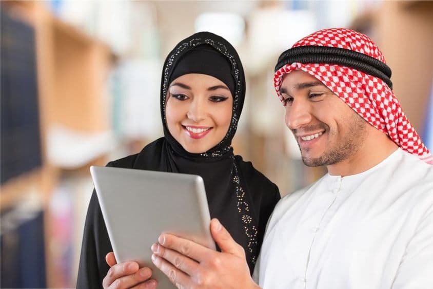 Študenti arabčiny pozerajú na študijný materiál na tablete.