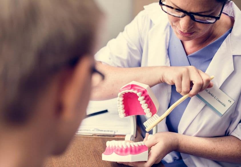 Dubajský zubár predvádza čistenie zubov.