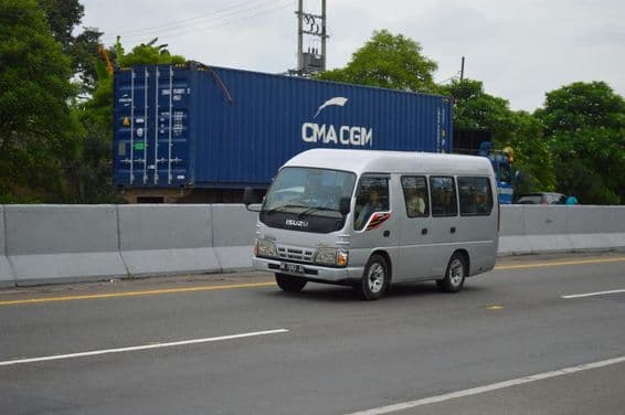 Isuzu minibus.