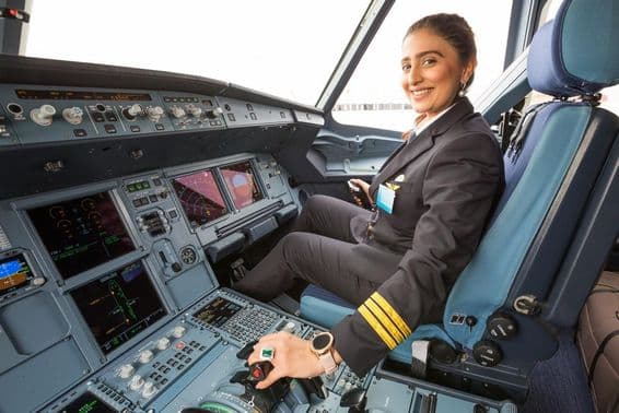 Žena pilotka v kokpite.