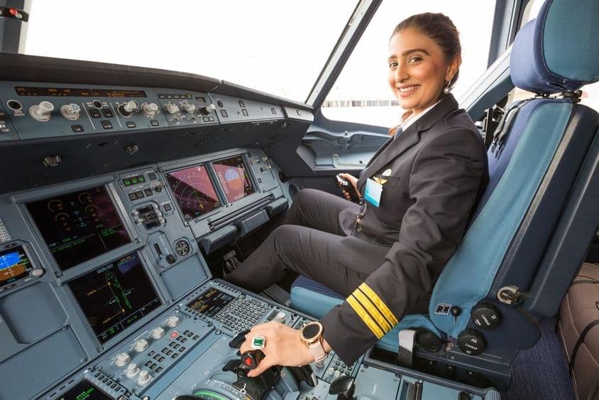 Žena pilotka v kokpite.