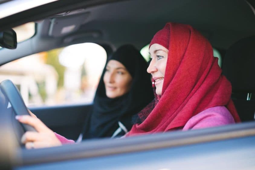 Moslimská žena riadiace auto, prepravujúca inú moslimskú ženu.