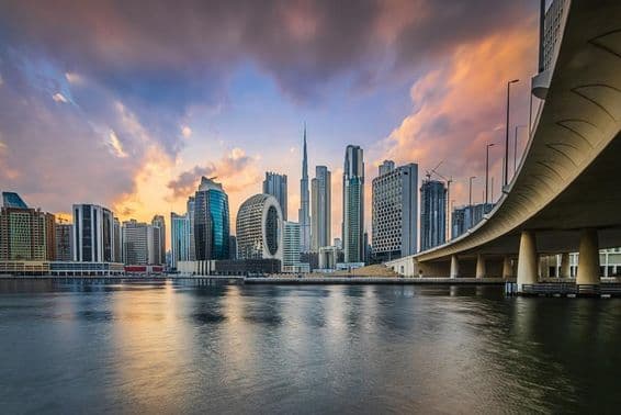 Dubajská panoráma s mrakodrapmi.