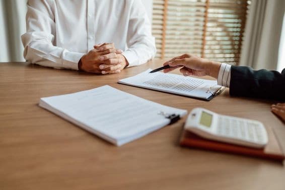 Poistný agent podpisujúci zmluvu.