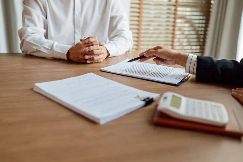 Poistný agent podpisujúci zmluvu.