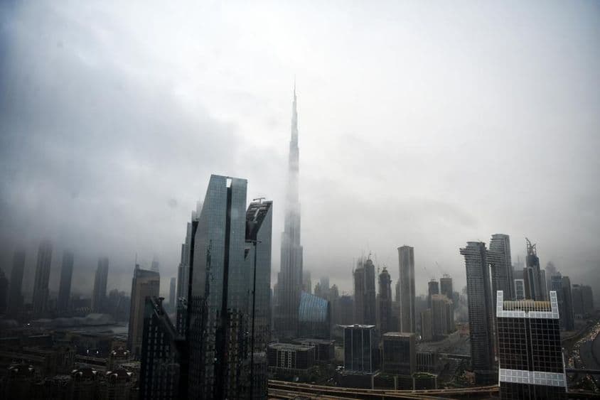 Dubajské panorama s budovami zahalenými v oblakoch.