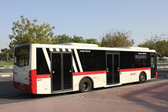 Dubajský autobus na zastávke.