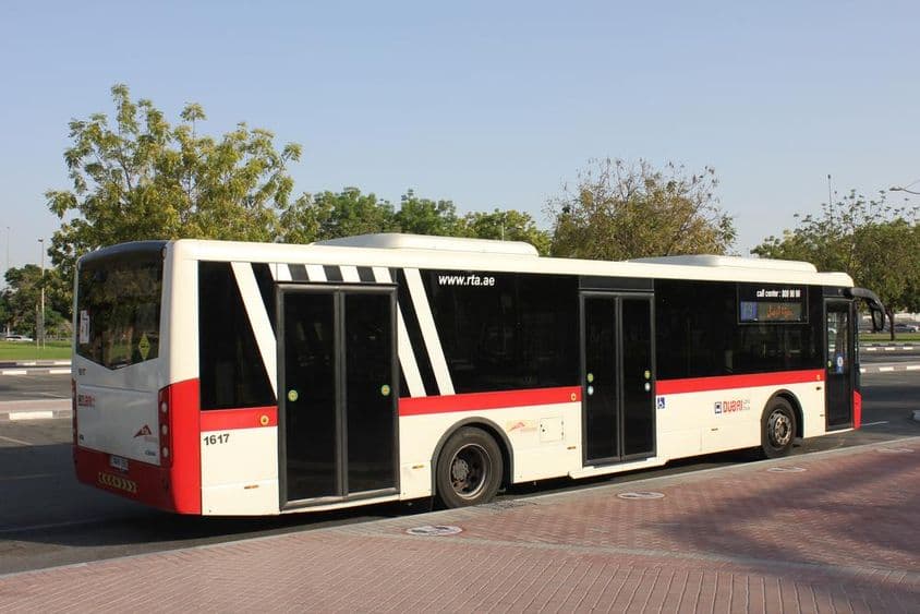Dubajský autobus na zastávke.