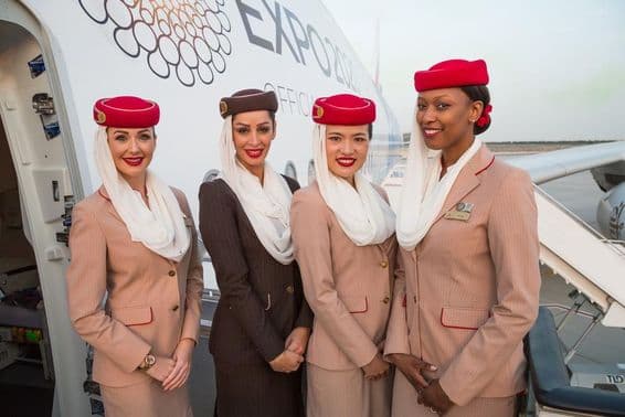 Členovia posádky leteckej spoločnosti Emirates.