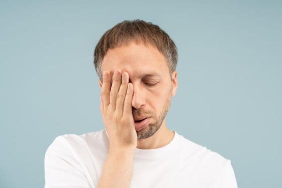 Unavený muž sa cíti vyhorený, potrebuje psychologickú pomoc.