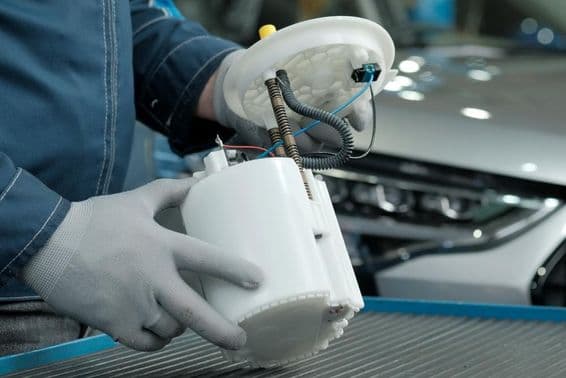 Príprava na inštaláciu novej palivovej pumpy a výmena chybného výrobku.