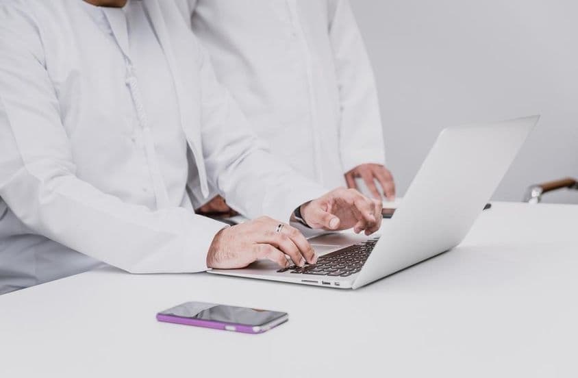 Arabskí podnikatelia v tradičnom odeve.