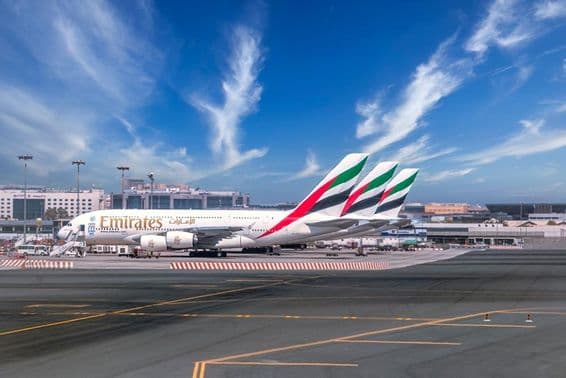 Letisko Dubaj s lietadlami spoločnosti Emirates zaparkovanými.