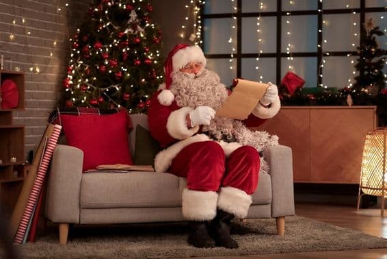 Santa Claus sedí na pohovke.