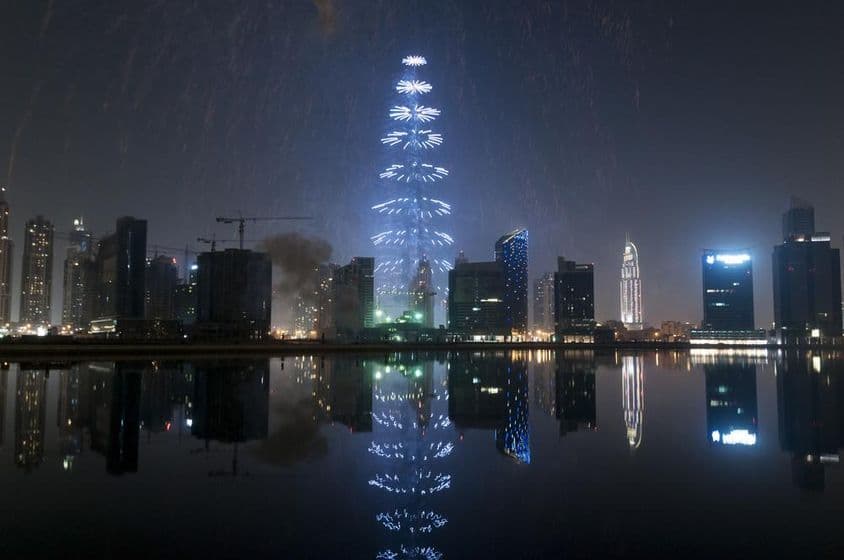 Oslava nového roka a ohňostroj pri Burj Khalifa v Dubaji.