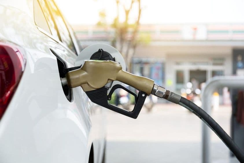 Dýza benzínovej pumpy v aute.