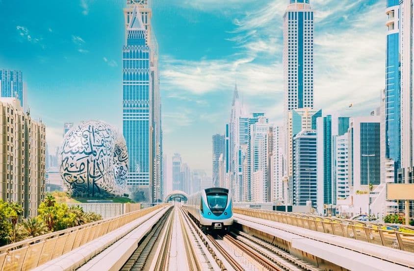 Dubajské metro s Múzeom budúcnosti a mrakodrapmi v pozadí.