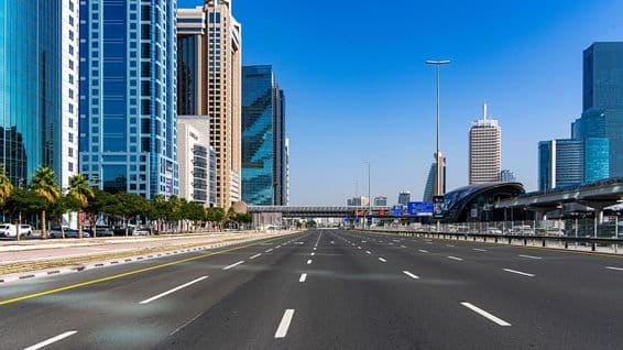 Dubajská cesta Šeik Zayed smerom k Abu Dhabi.
