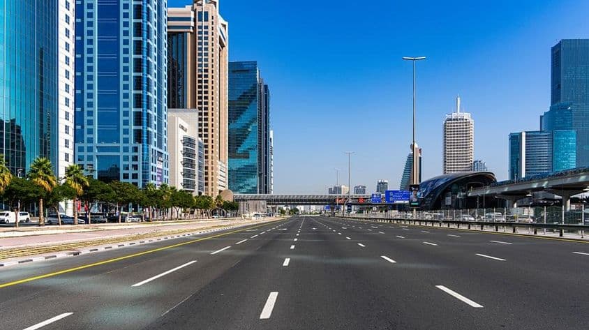 Dubajská cesta Šeik Zayed smerom k Abu Dhabi.